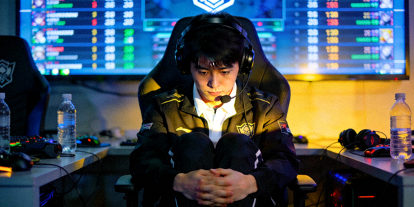 电竞选手Faker在比赛后台沉思的瞬间 - 专注的眼神与耳机